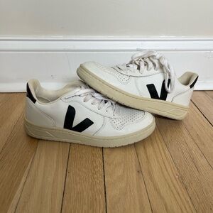 Veja V-10 white, women’s size 6 (EU 36)